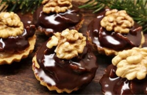 Linzer Körbchen mit Nussfüllung: Zartes Gebäck mit Rum und Zartbitterschokolade Linzer Körbchen mit Nussfüllung und Schokolade – traditionelles Gebäck mit feinem Butterteig