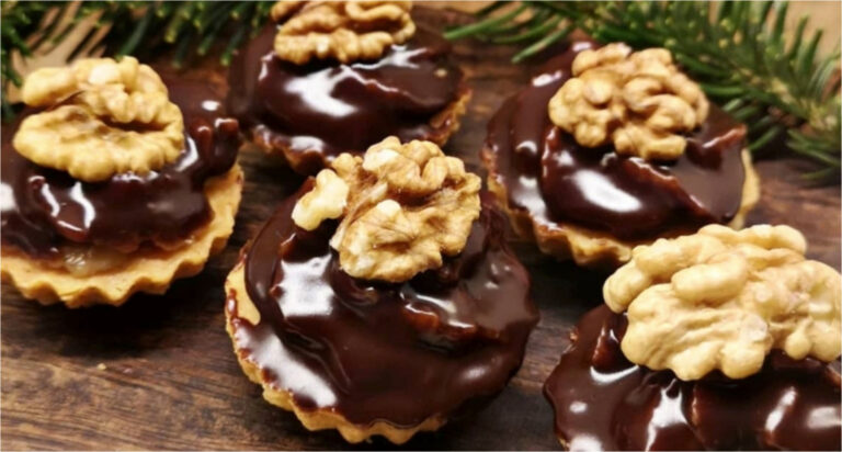 Linzer Körbchen mit Nussfüllung: Zartes Gebäck mit Rum und Zartbitterschokolade