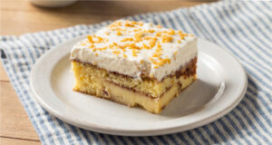 Macocha-Schnitten mit Vanillepudding: Saftiges Gebäck mit zarter Mascarpone-Creme Macocha-Schnitten mit Vanillepudding und Mascarpone-Creme aufgeschnitten