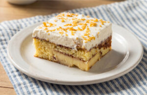 Macocha-Schnitten mit Vanillepudding: Saftiges Gebäck mit zarter Mascarpone-Creme Macocha-Schnitten mit Vanillepudding und Mascarpone-Creme aufgeschnitten