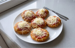 Mini-Langós aus dem Ofen: Einfaches Partygebäck ohne Frittieren in wenigen Minuten Mini-Langós aus dem Ofen auf einem Blech