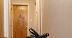 Der Nachbar aus dem Treppenhaus begann, Müllsäcke vor seiner Tür im Flur abzustellen. Angeblich rochen sie ihm zu Hause Müllsack im Flur.