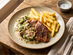 Nackensteak mit Champignonsoße und Pommes: Saftiges Pfannengericht schnell gemacht Nackensteak mit Champignonsoße und Pommes auf einem Teller