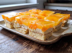 Naschkatzen-Schnitten mit Mandarinen: Frischer, saftiger Dessert mit Sahnecreme und duftendem Gelee Naschkatzen-Schnitten mit Mandarinen aufgeschnitten
