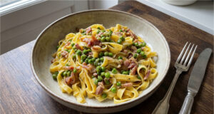 Nudeln mit Sauerrahm und Speck: Cremiges Mittagessen in 15 Minuten Cremige Nudeln mit Speck und Sauerrahm