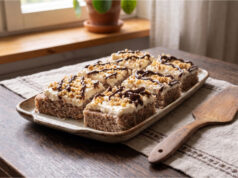 Nuss-Schnitten mit zartem Creme: Saftiges Dessert für ein gemütliches Kaffeetreffen Nuss-Schnitten mit Creme und gehackten Nüssen