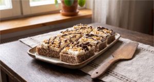 Nuss-Schnitten mit zartem Creme: Saftiges Dessert für ein gemütliches Kaffeetreffen Nuss-Schnitten mit Creme und gehackten Nüssen
