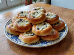 Hausgemachte Ölkuchen mit Quark und Powidl: Süßes Gebäck ohne Gehzeit Hausgemachte Ölkuchen mit Quark und Powidl auf einem Blech