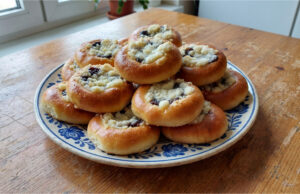 Hausgemachte Ölkuchen mit Quark und Powidl: Süßes Gebäck ohne Gehzeit Hausgemachte Ölkuchen mit Quark und Powidl auf einem Blech