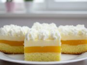 Orangenwahnsinn vom Blech: Frischer dreischichtiger Kuchen mit luftigem Biskuit Orangenkuchen mit Fanta, Milchcreme und Schlagsahne
