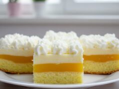 Orangenwahnsinn vom Blech: Frischer dreischichtiger Kuchen mit luftigem Biskuit Orangenkuchen mit Fanta, Milchcreme und Schlagsahne