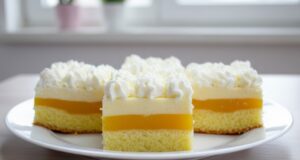Orangenwahnsinn vom Blech: Frischer dreischichtiger Kuchen mit luftigem Biskuit Orangenkuchen mit Fanta, Milchcreme und Schlagsahne