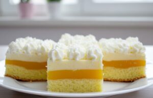 Orangenwahnsinn vom Blech: Frischer dreischichtiger Kuchen mit luftigem Biskuit Orangenkuchen mit Fanta, Milchcreme und Schlagsahne