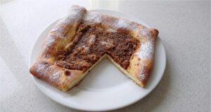 Pajerscher Kuchen mit Quarkfüllung: Hefeteig, Lebkuchen und Butterveredelung Pajerscher Kuchen mit Quarkfüllung auf Backblech