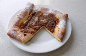 Pajerscher Kuchen mit Quarkfüllung: Hefeteig, Lebkuchen und Butterveredelung Pajerscher Kuchen mit Quarkfüllung auf Backblech