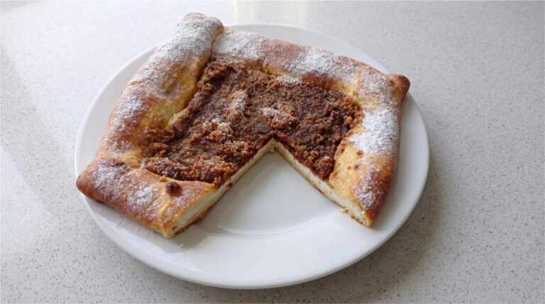 Pajerscher Kuchen mit Quarkfüllung: Hefeteig, Lebkuchen und Butterveredelung