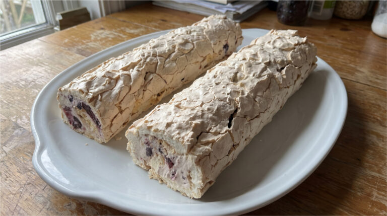 Pavlova-Rolle mit Früchten: Zarter Eischnee, cremige Füllung und einfaches Portionieren