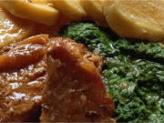 Perfektes Mittagessen: Saftiges geschmortes Schweinekotelett in Schmalz, hausgemachter Spinat und echte Kartoffelknödel Saftiges geschmortes Schweinekotelett mit Spinat und Kartoffelknödeln