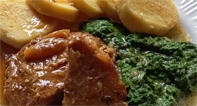 Perfektes Mittagessen: Saftiges geschmortes Schweinekotelett in Schmalz, hausgemachter Spinat und echte Kartoffelknödel