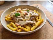 Rübezahls Feuer aus Hähnchenfleisch: Pikante Sahnepfanne mit knusprigen Pommes Pikante Hähnchenpfanne mit Sahnesoße und knusprigen Pommes