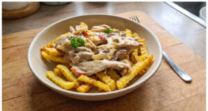 Rübezahls Feuer aus Hähnchenfleisch: Pikante Sahnepfanne mit knusprigen Pommes Pikante Hähnchenpfanne mit Sahnesoße und knusprigen Pommes