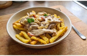 Rübezahls Feuer aus Hähnchenfleisch: Pikante Sahnepfanne mit knusprigen Pommes Pikante Hähnchenpfanne mit Sahnesoße und knusprigen Pommes