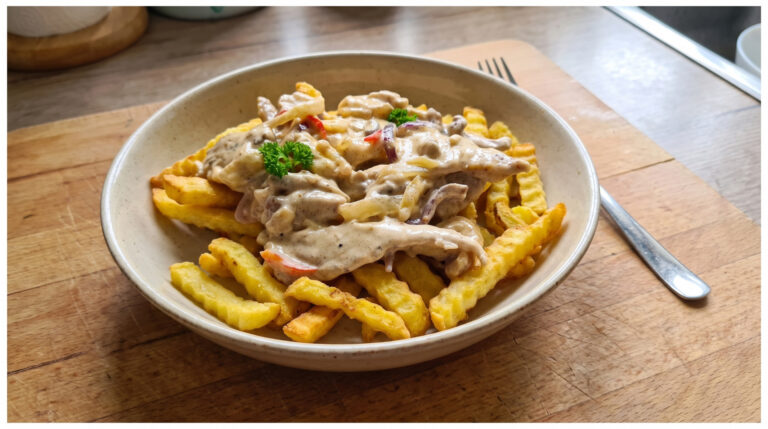 Rübezahls Feuer aus Hähnchenfleisch: Pikante Sahnepfanne mit knusprigen Pommes
