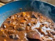 Pilzgulasch: Deftiger Klassiker mit duftendem Kümmel, Schmalz und Knoblauch Deftiges Pilzgulasch mit Kümmel, Schmalz und Knoblauch serviert im Topf