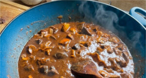 Pilzgulasch: Deftiger Klassiker mit duftendem Kümmel, Schmalz und Knoblauch Deftiges Pilzgulasch mit Kümmel, Schmalz und Knoblauch serviert im Topf