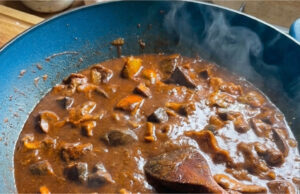 Pilzgulasch: Deftiger Klassiker mit duftendem Kümmel, Schmalz und Knoblauch Deftiges Pilzgulasch mit Kümmel, Schmalz und Knoblauch serviert im Topf