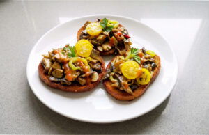 Würzige Pilzmischung für Brot: Schnelles Abendessen mit Chili, Knoblauch und Petersilie Würzige Pilzmischung auf geröstetem Brot