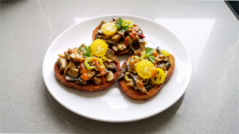 Würzige Pilzmischung für Brot: Schnelles Abendessen mit Chili, Knoblauch und Petersilie
