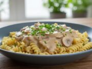 Einfache cremige Pilzsoße mit Nudeln: Rezept für eine herzhafte Soße aus frischen Waldpilzen Cremige Pilzsoße aus frischen Pilzen, die wärmt und satt macht