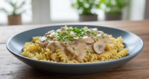 Einfache cremige Pilzsoße mit Nudeln: Rezept für eine herzhafte Soße aus frischen Waldpilzen Cremige Pilzsoße aus frischen Pilzen, die wärmt und satt macht