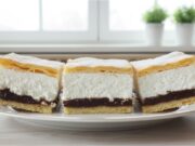Povidlon verschwindet blitzschnell vom Blech: Die Kombination aus Powidl, Quarkcreme und Brandteig ist unschlagbar Povidlon: luxuriöse Schnitten aus Brandteig mit Quark und Zwetschgenpowidl