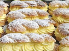 Puddinghörnchen: Duftend, luftig und gefüllt mit köstlicher Vanillecreme Hausgemachte Puddinghörnchen mit Vanillecreme auf dem Blech