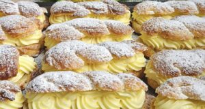 Puddinghörnchen: Duftend, luftig und gefüllt mit köstlicher Vanillecreme Hausgemachte Puddinghörnchen mit Vanillecreme auf dem Blech