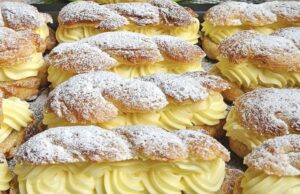 Puddinghörnchen: Duftend, luftig und gefüllt mit köstlicher Vanillecreme Hausgemachte Puddinghörnchen mit Vanillecreme auf dem Blech