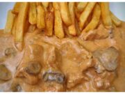 Putenfleisch in Sahnesoße mit Champignons – zartes und saftiges Familienessen Putenfleisch in Sahnesoße mit Champignons – zartes und saftiges Familienessen
