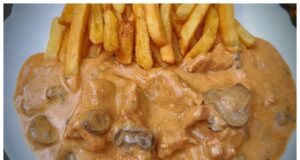Putenfleisch in Sahnesoße mit Champignons – zartes und saftiges Familienessen Putenfleisch in Sahnesoße mit Champignons – zartes und saftiges Familienessen