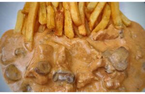 Putenfleisch in Sahnesoße mit Champignons – zartes und saftiges Familienessen Putenfleisch in Sahnesoße mit Champignons – zartes und saftiges Familienessen