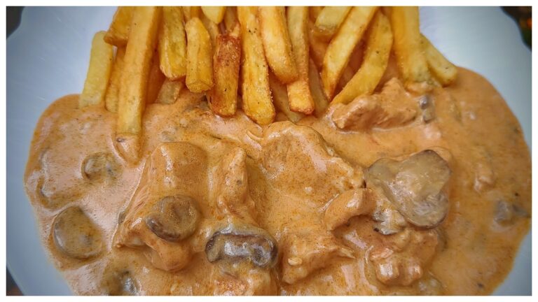 Putenfleisch in Sahnesoße mit Champignons – zartes und saftiges Familienessen