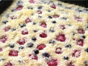 Raffaello-Schnitten mit Himbeeren und Heidelbeeren: Saftiger Kokoskuchen mit Sahne Raffaello-Schnitten mit Himbeeren und Heidelbeeren – saftiger Kokoskuchen mit Sahne