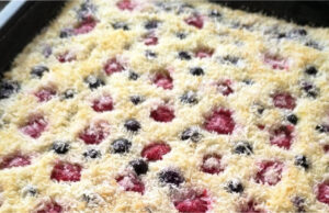 Raffaello-Schnitten mit Himbeeren und Heidelbeeren: Saftiger Kokoskuchen mit Sahne Raffaello-Schnitten mit Himbeeren und Heidelbeeren – saftiger Kokoskuchen mit Sahne