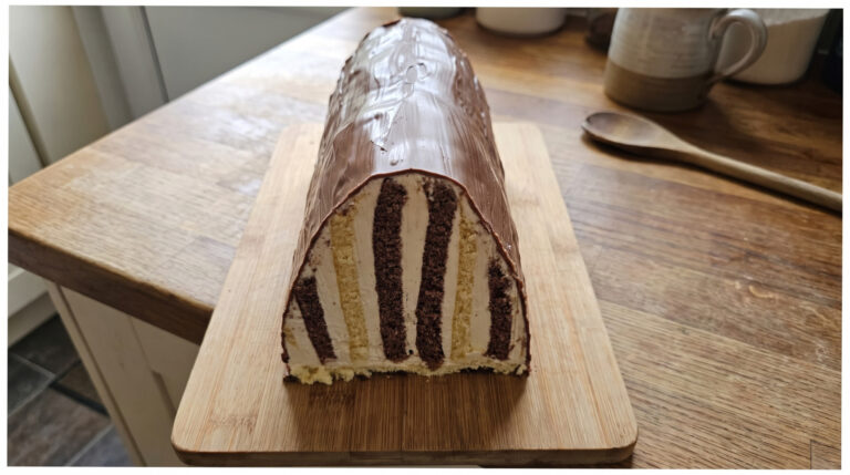 Gebackenes Retro-Dessert Dach: Eindrucksvoller Schichtkuchen mit Buttercreme und Schokolade