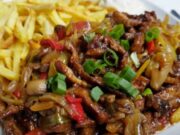 Schweinefleischstreifen aus einer Pfanne: Saftiges Fleisch mit Gemüse, Champignons und knusprigen Pommes Rezept für asiatische Schweinepfanne mit Gemüse und Pommes