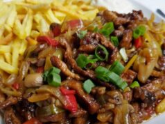 Schweinefleischstreifen aus einer Pfanne: Saftiges Fleisch mit Gemüse, Champignons und knusprigen Pommes Rezept für asiatische Schweinepfanne mit Gemüse und Pommes