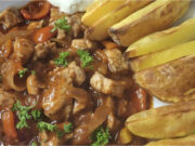 Saftige Schweinepfanne mit buntem Gemüse und knusprigen Ofenkartoffeln Saftige Schweinepfanne mit buntem Gemüse und knusprigen Ofenkartoffeln