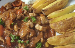 Saftige Schweinepfanne mit buntem Gemüse und knusprigen Ofenkartoffeln Saftige Schweinepfanne mit buntem Gemüse und knusprigen Ofenkartoffeln