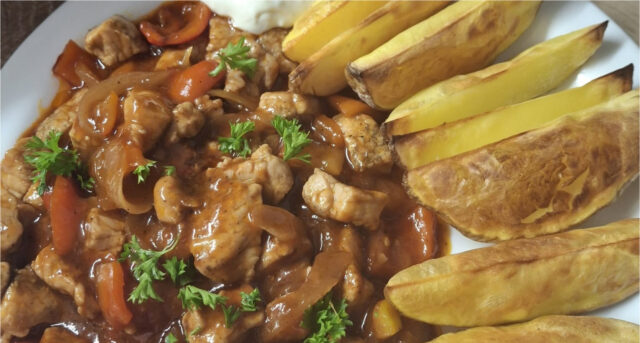 saftige-schweinepfanne-buntes-gemuese-knusprige-ofenkartoffeln Saftige Schweinepfanne mit buntem Gemüse und knusprigen Ofenkartoffeln